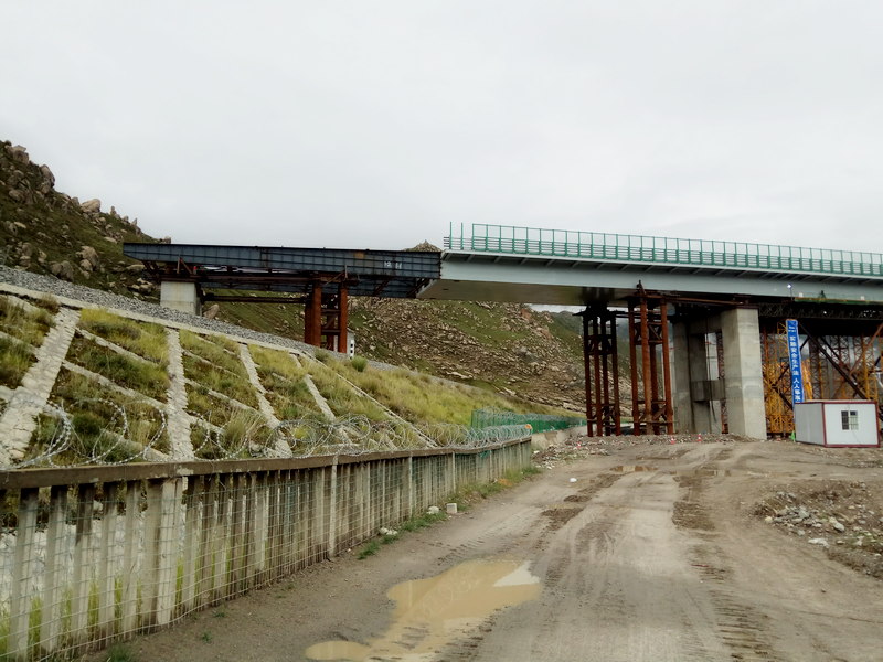 拉萨环城跨青藏铁路桥梁顶推-1.jpg